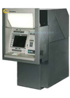 Il grande cash machine di BANCOMAT dell'ncr per l'affare/scuola ha personalizzato il colore